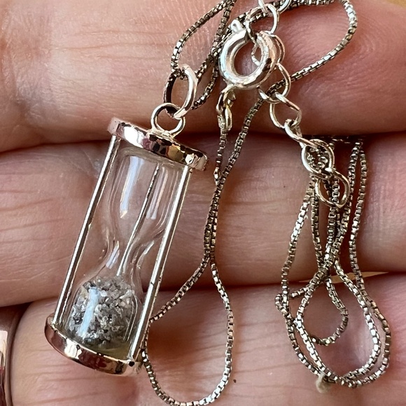 VINTAGE HOURGLASS SAND CLOCK PENDANT CHAIN NECKLACE SILVERTONE METAL VERY UNIQUE - Picture 6 of 16